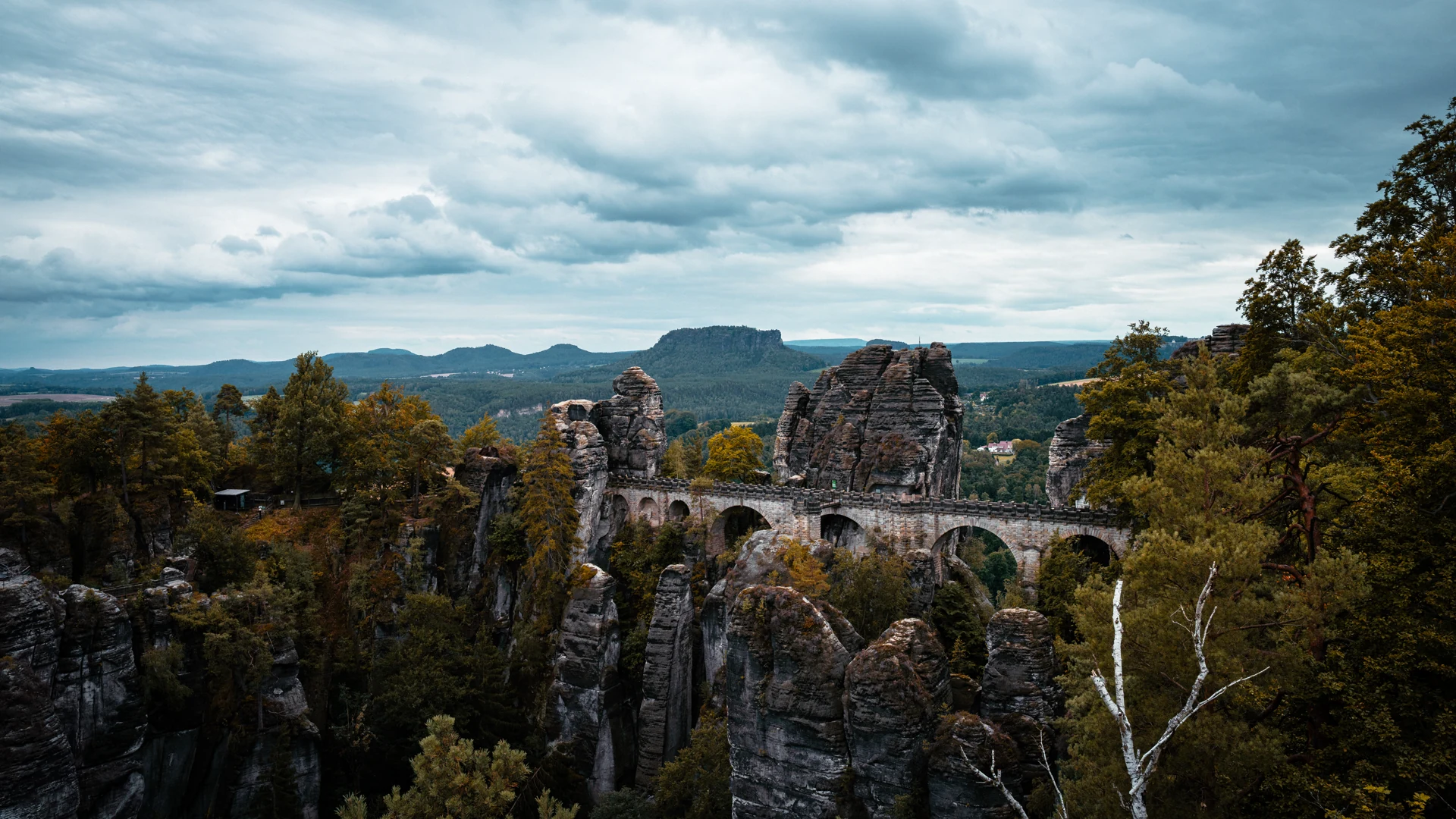 Basteibrücke zwischen Felsen der Sächsischen Schweiz