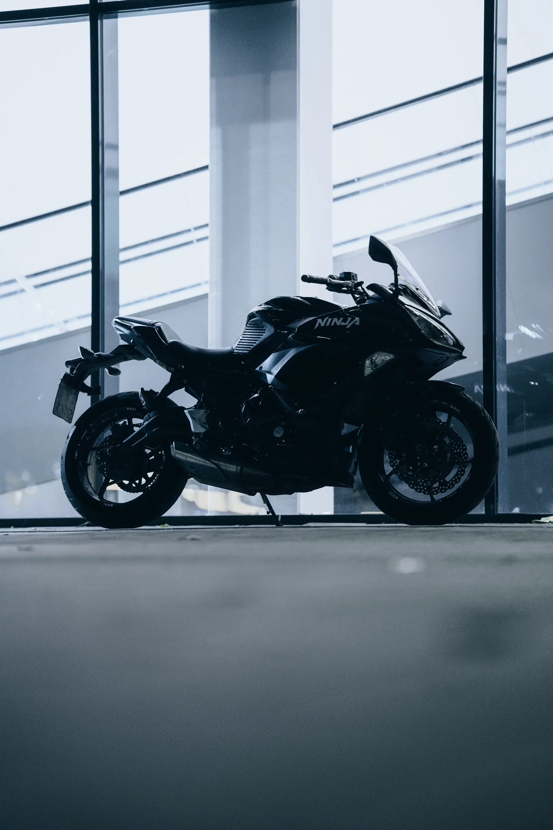 Motorrad-Studiofotografie: ein kontrolliertes Setup in Studio oder Werkstatt