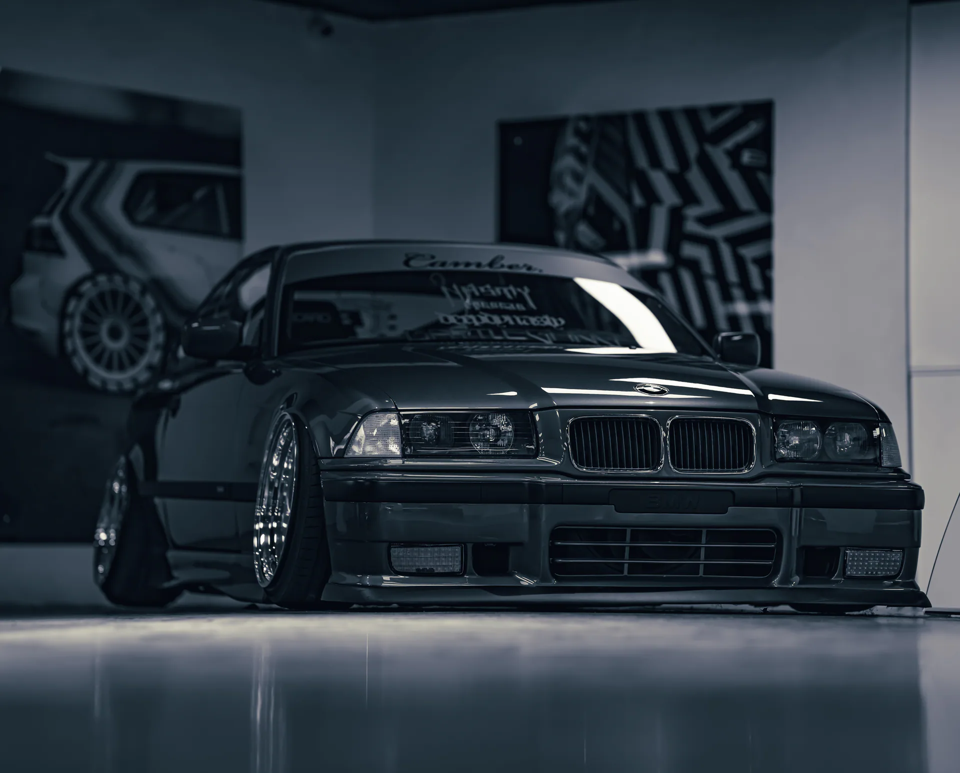 Tiefes klassisches Coupé im Showroom