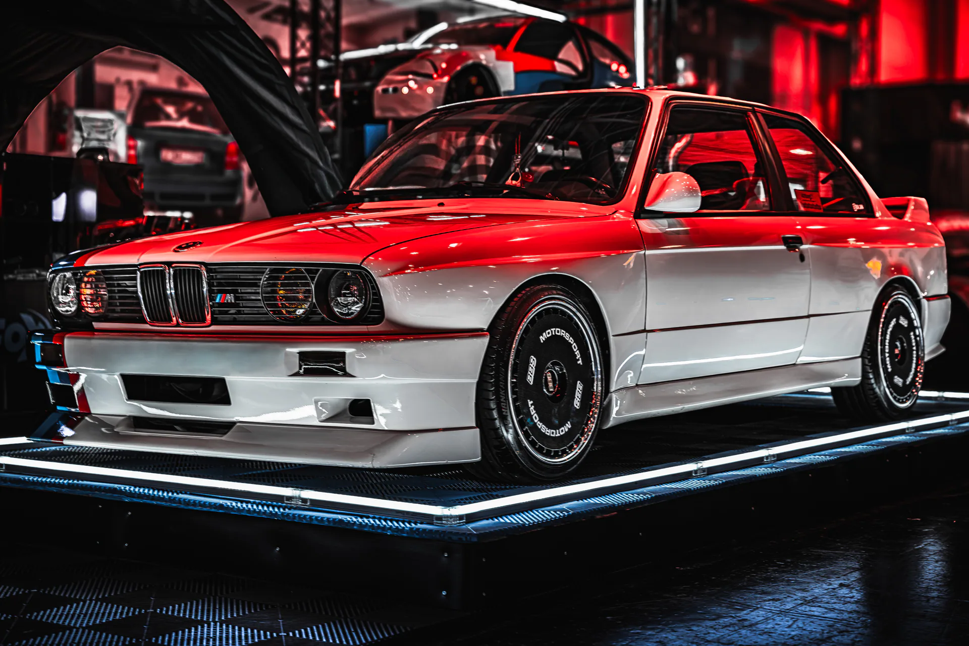 Klassisches weiß-rotes Coupé auf einer Messebühne