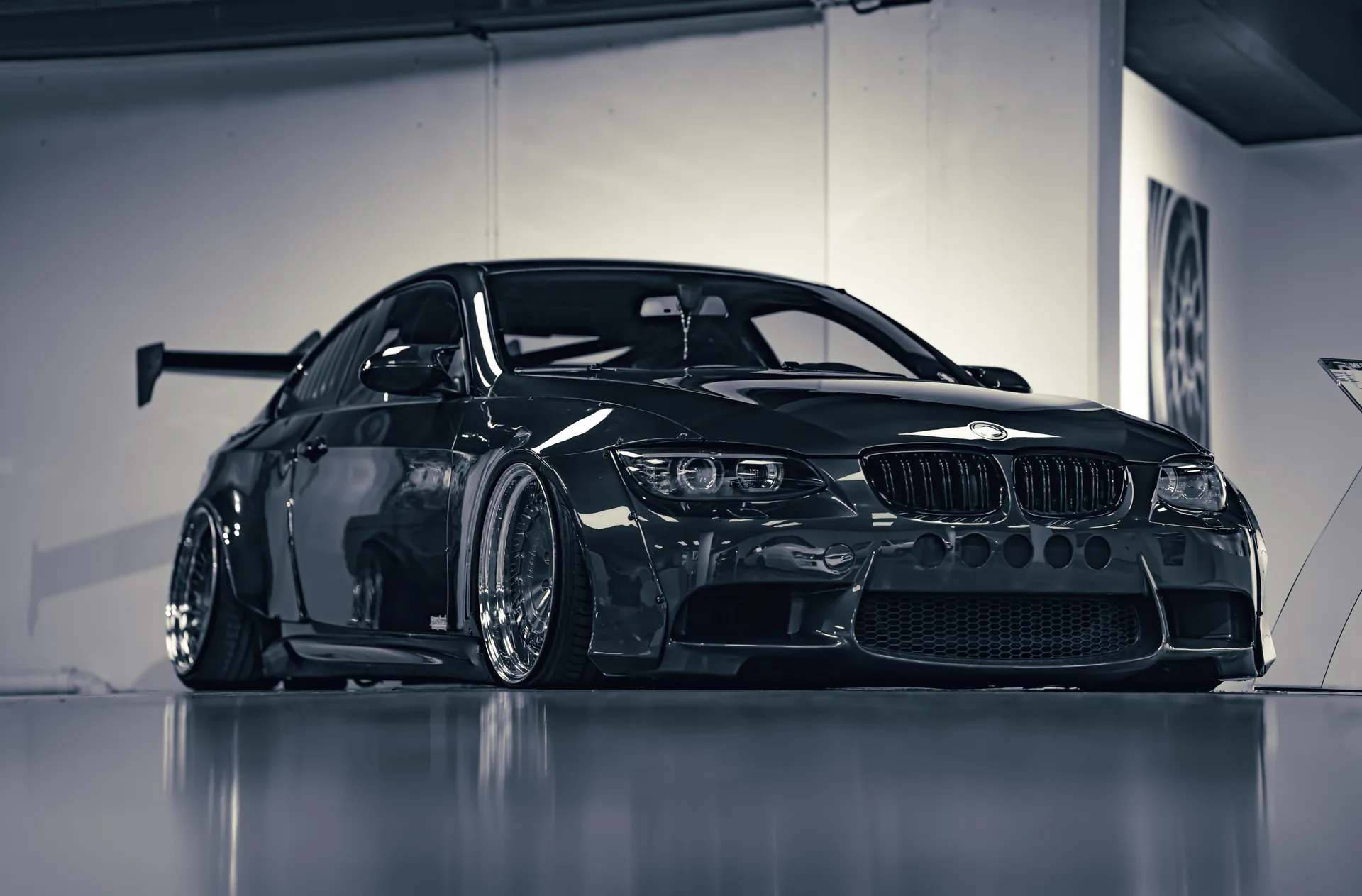 Dunkles Widebody-Coupé im Showroom