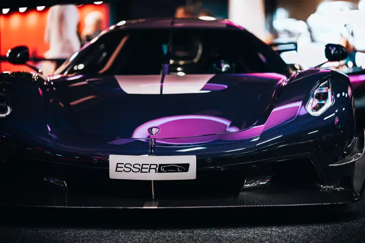 Detail von Lack und Sicke an einem Automobil