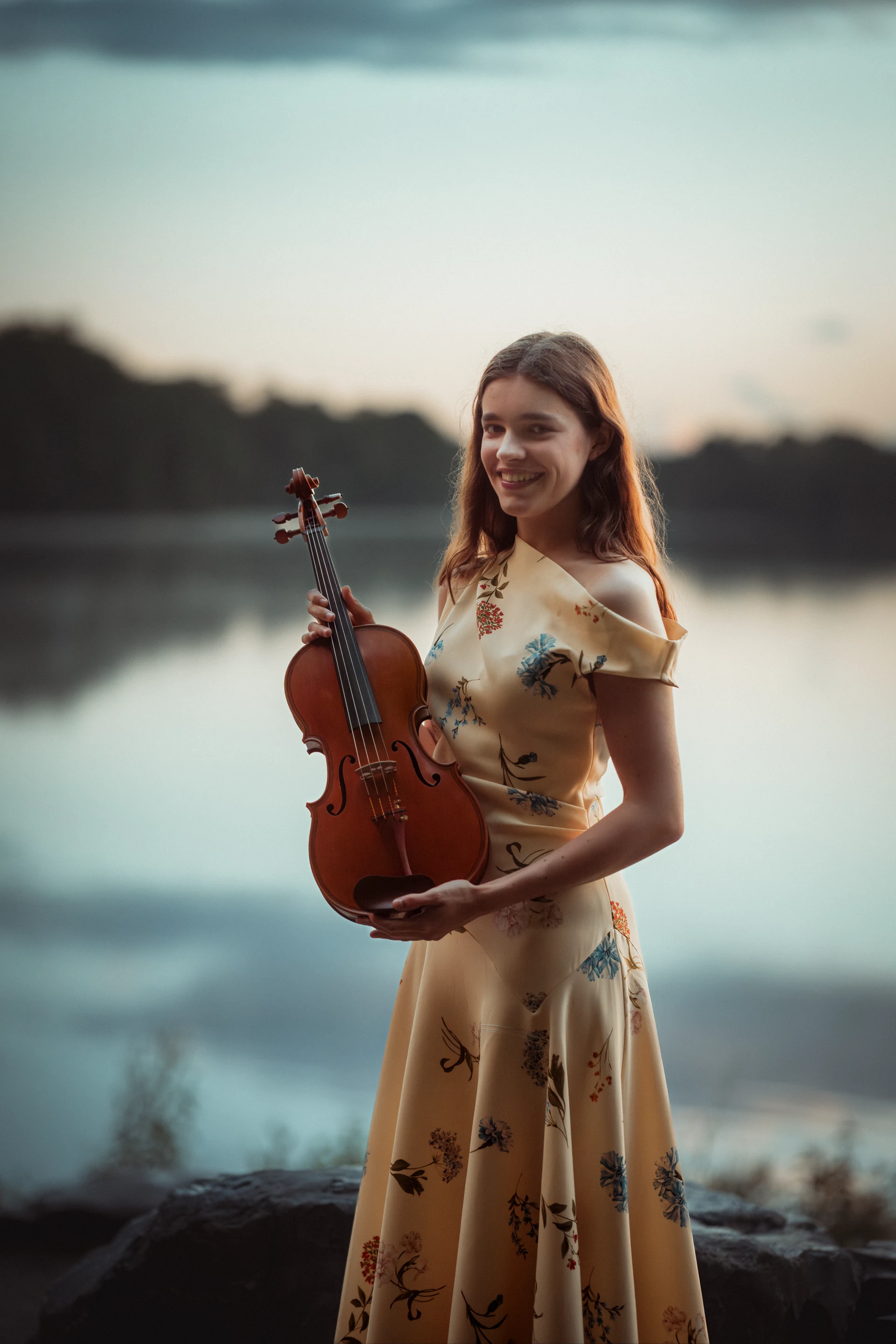Musikerinnen-Portrait mit Violine im Abendlicht