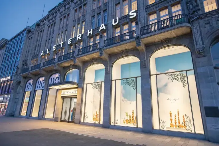 Großformatige Schaufensterfassade in Düsseldorf