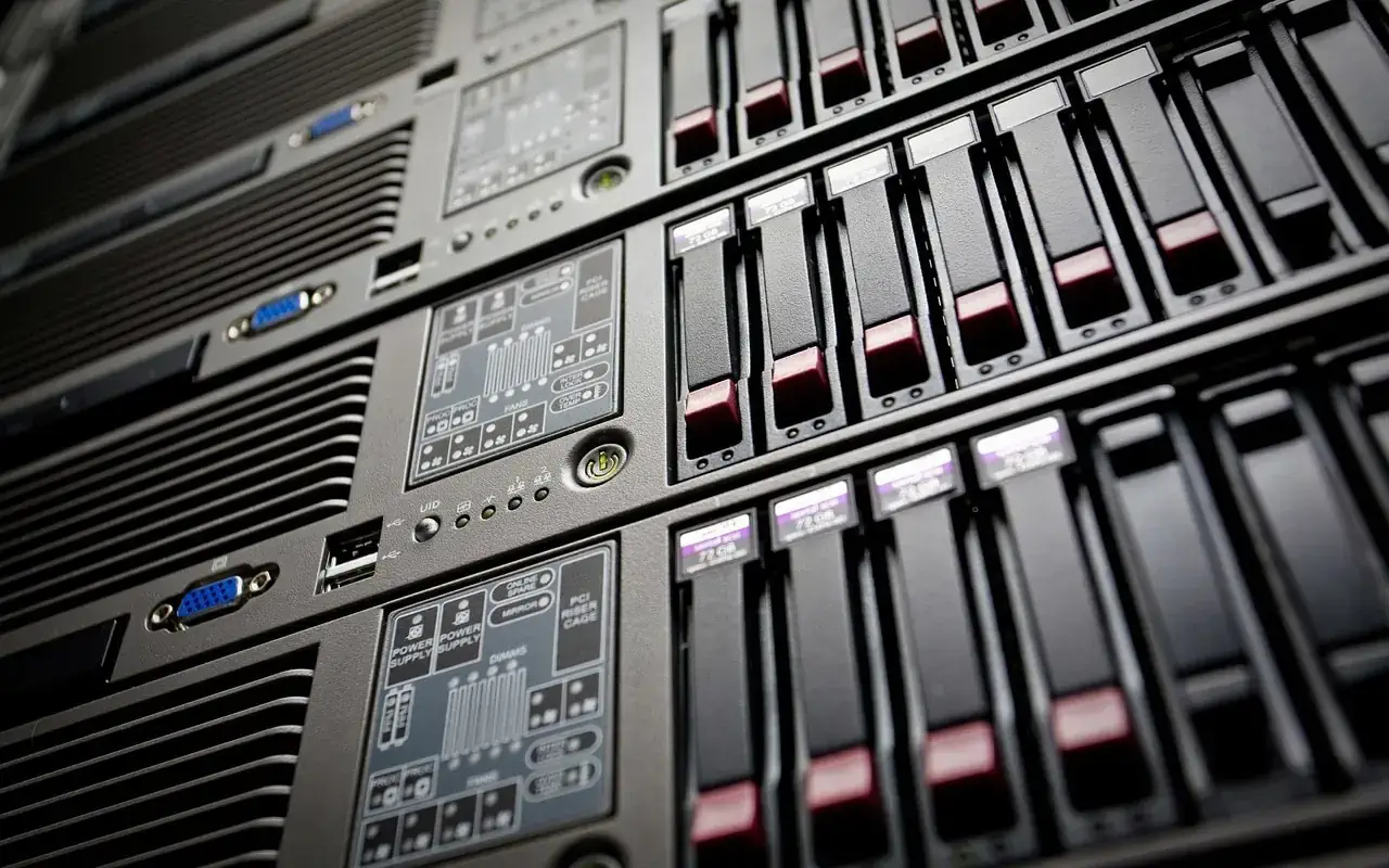 Server-Racks als Symbol für technische Infrastruktur